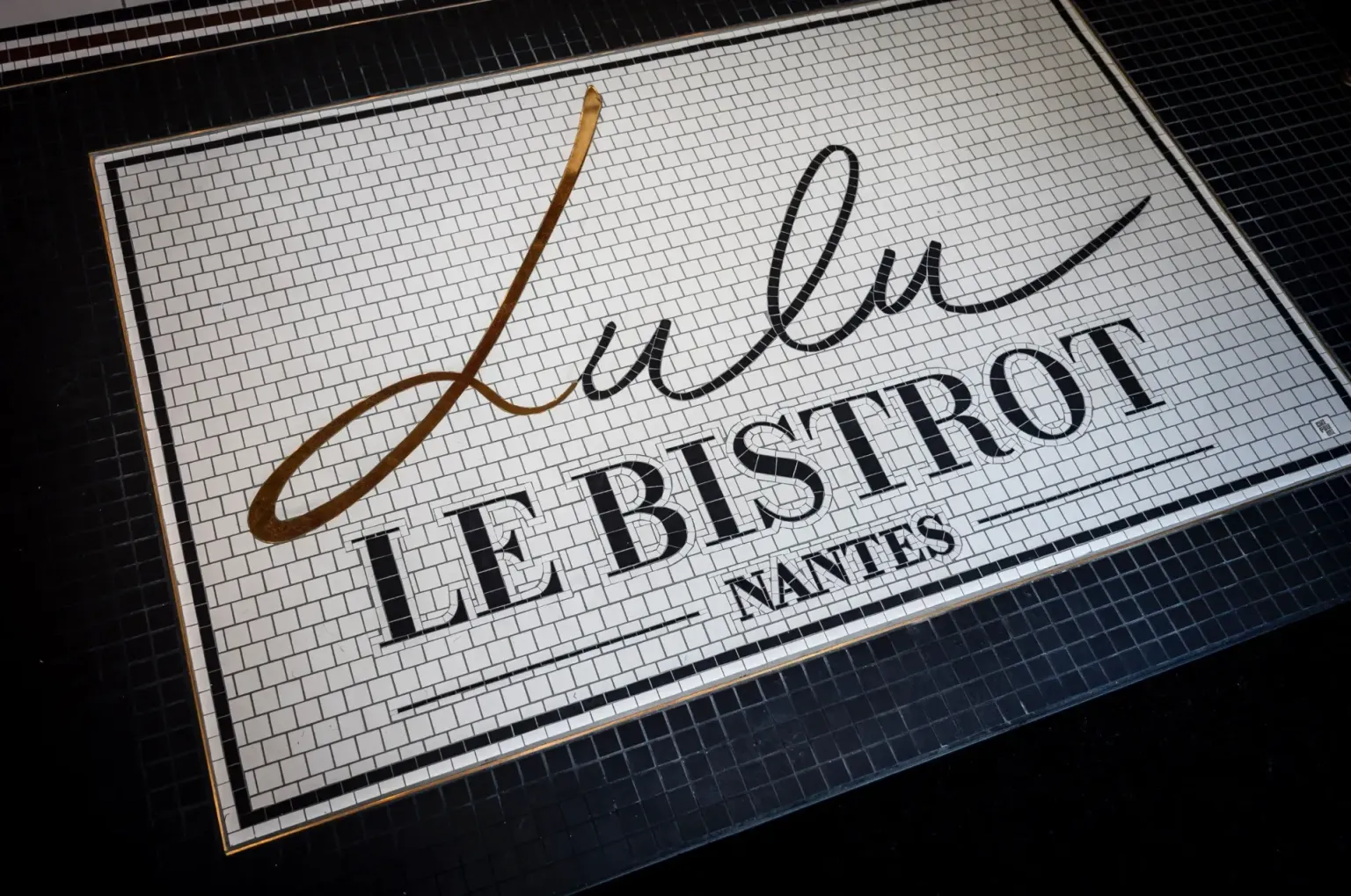 Plaque murale en mosaïque avec l'inscription "Le Bistrot Nantes"