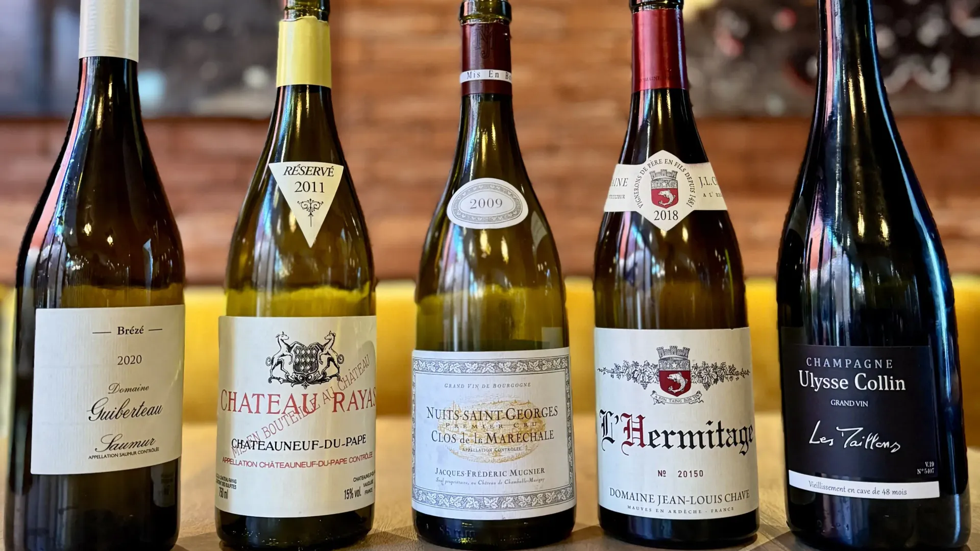 cinq bouteilles de vins alignées